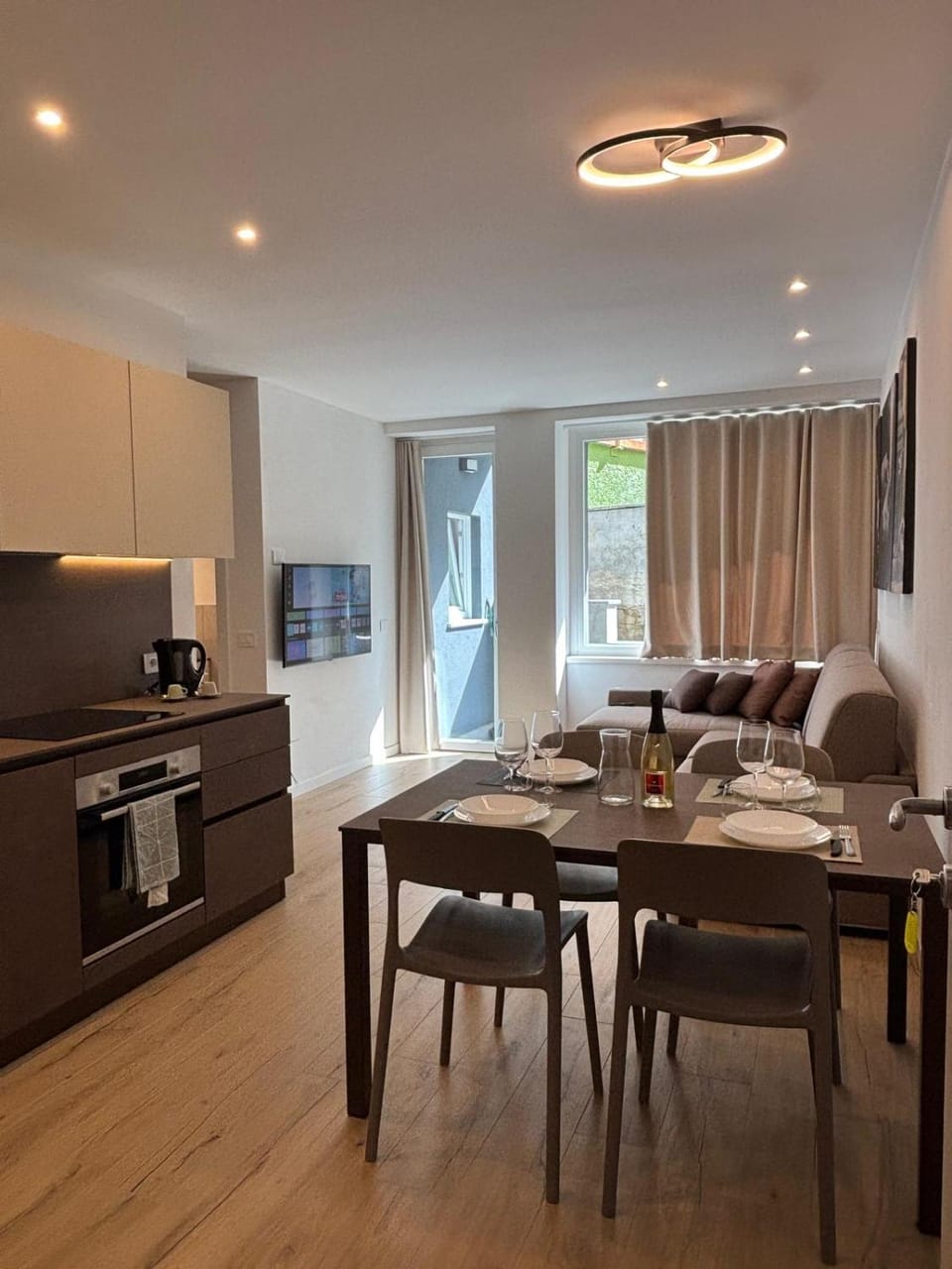 TV and multimedia, Living room, Dining area, oven, stove