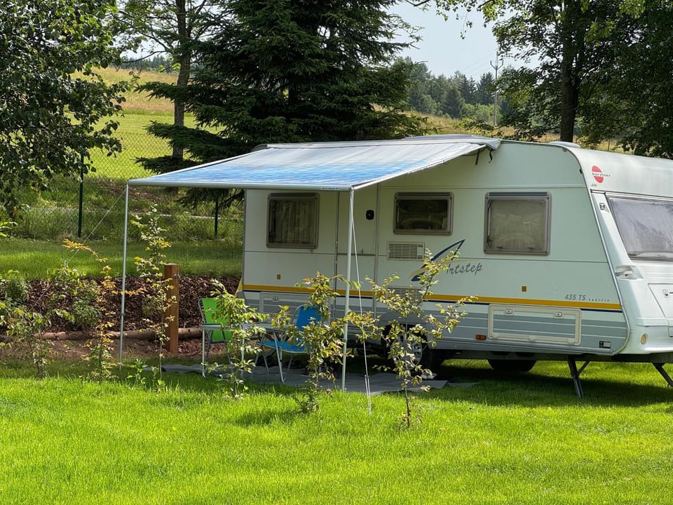 Teepee a karavanové stání Koupálo Janovičky Campground/ 
RV Resort in Czechia