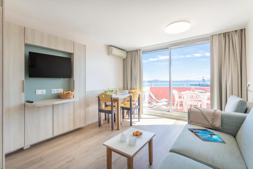 Patio, Communal lounge/ TV room, TV and multimedia, Balcony/Terrace, Photo of the whole room, Seating area