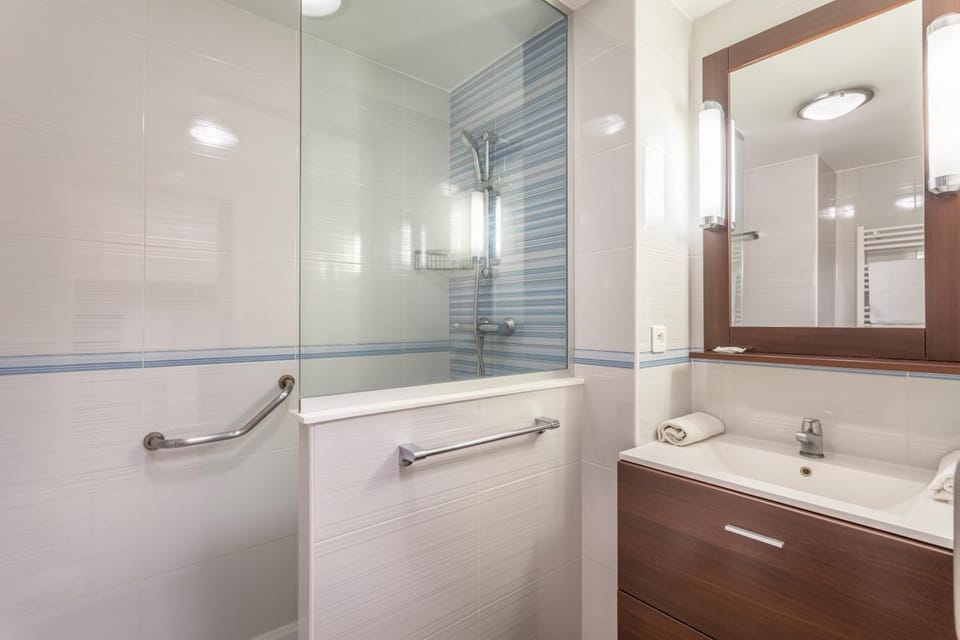Shower, Bathroom, towels