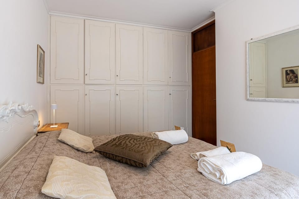 Bed, Bedroom, towels, wardrobe