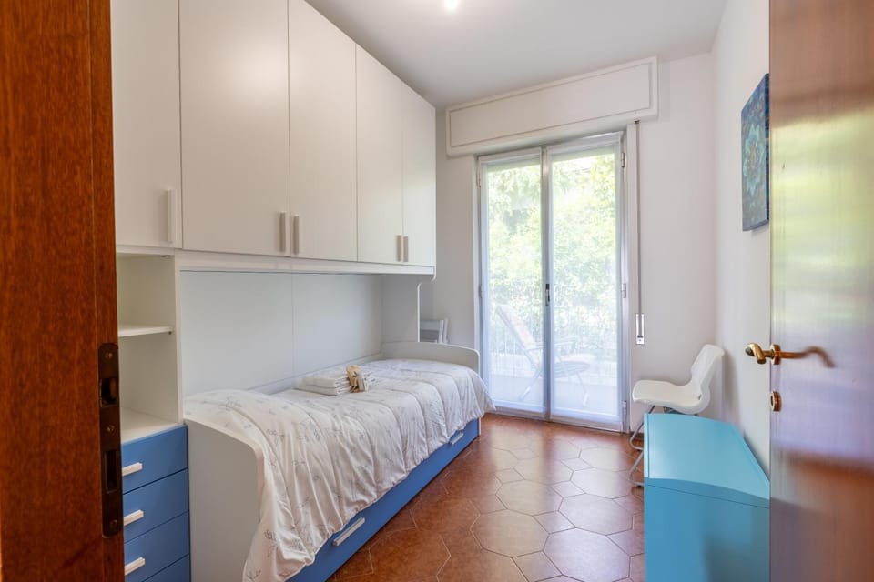 Bed, Balcony/Terrace, Balcony/Terrace, Bedroom, wardrobe