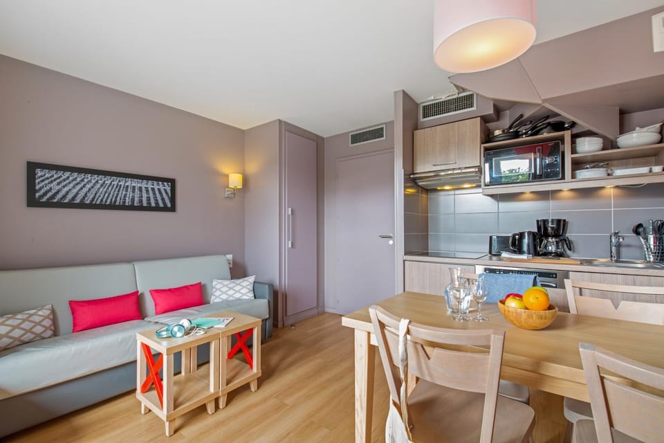 Coffee/tea facilities, Kitchen or kitchenette, Living room, Seating area, Dining area, minibar, oven, stove