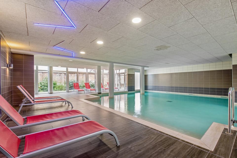 Pool view, Swimming pool, sunbed