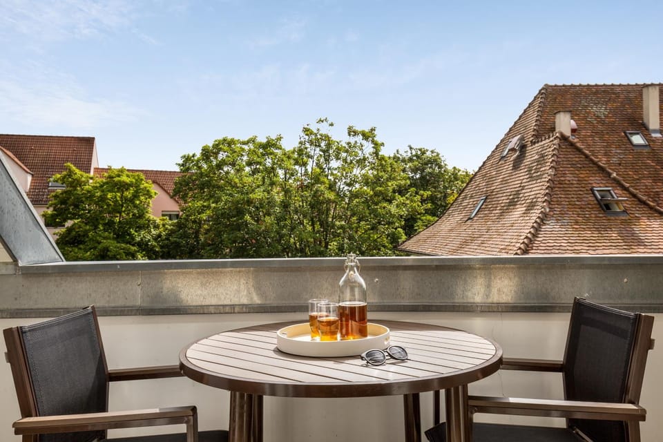 Property building, Patio, Day, View (from property/room), Balcony/Terrace, Dining area, Food, Drinks