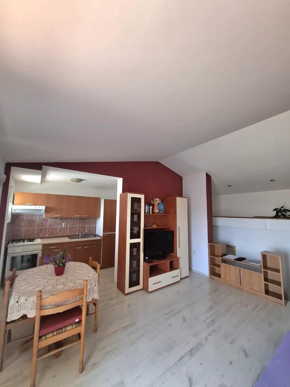 Kitchen or kitchenette, Seating area, oven