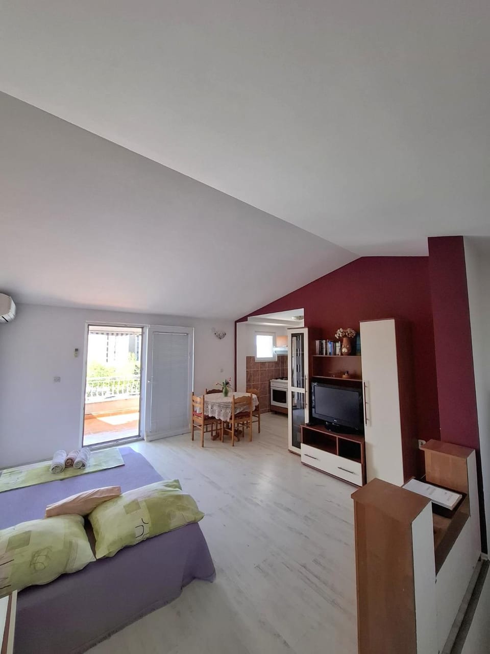 Bed, TV and multimedia, Living room, Seating area