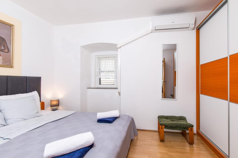 Bedroom, air conditioner
