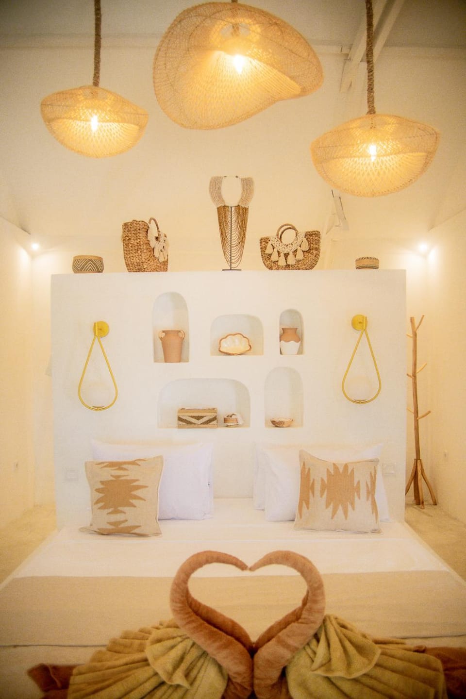 Bed, Photo of the whole room, Decorative detail, Decorative detail, Bedroom, air conditioner
