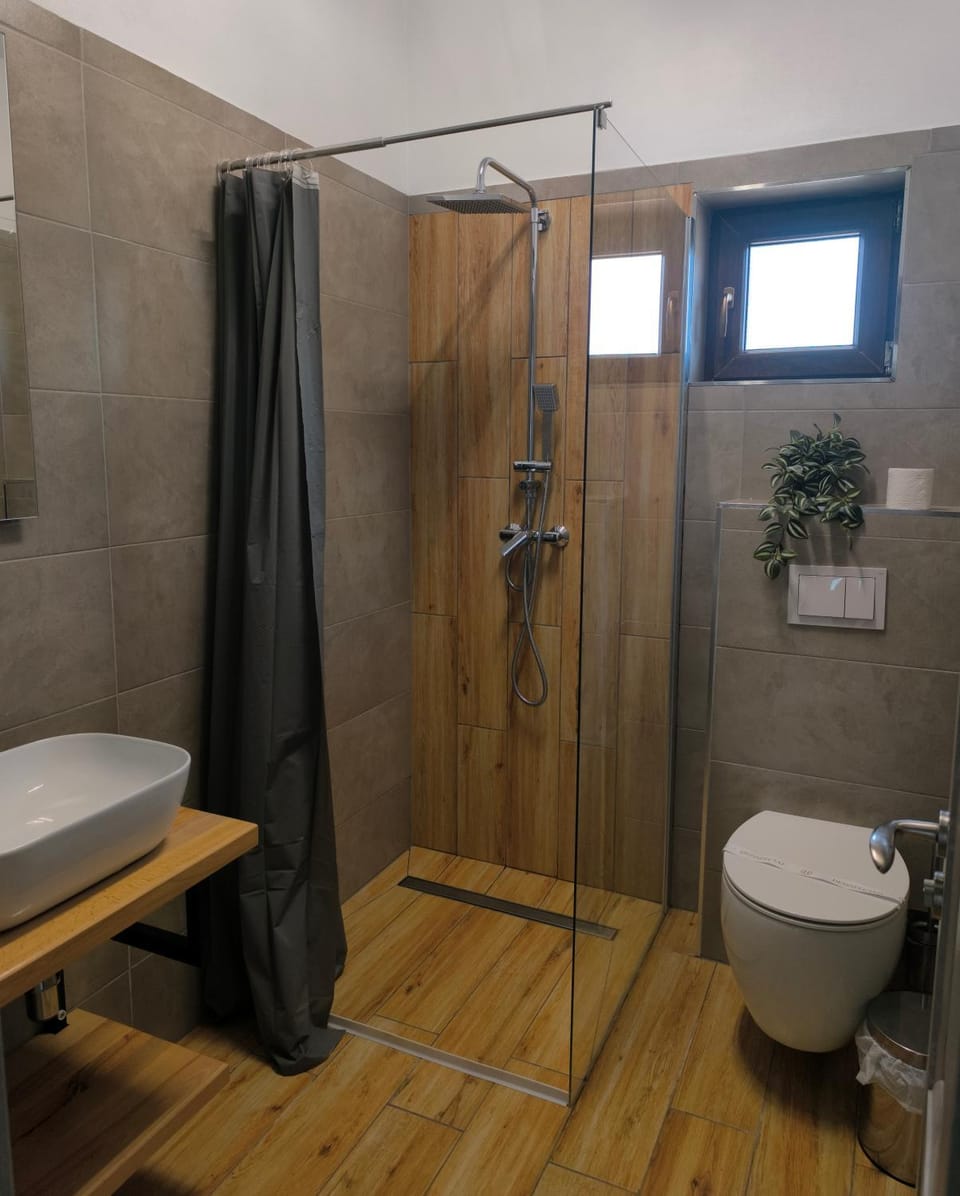 Pensiunea Turistică La Tei Bed and Breakfast in Romania