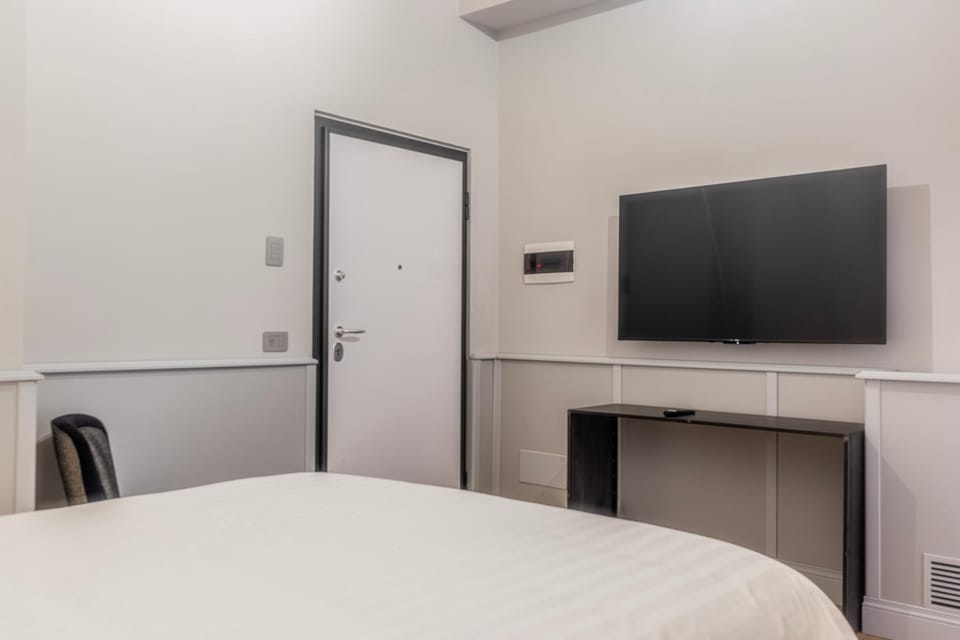 Facade/entrance, TV and multimedia, Bedroom