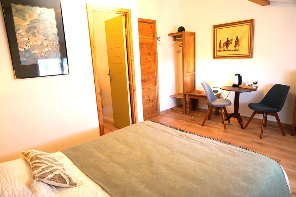Coffee/tea facilities, Seating area, storage