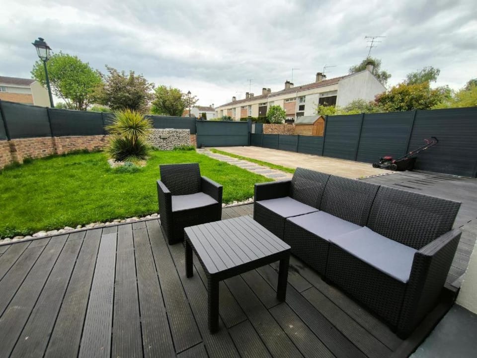 Havre de Paix avec Jardin privatif et Parking Gratuit à 15 min de Versailles Apartment in Montigny-le-Bretonneux