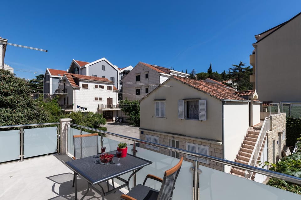Neighbourhood, Balcony/Terrace