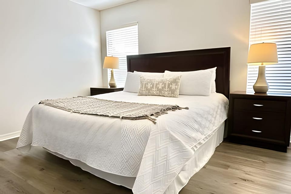Bella Vida Resort Pool Home near Disney House in Kissimmee