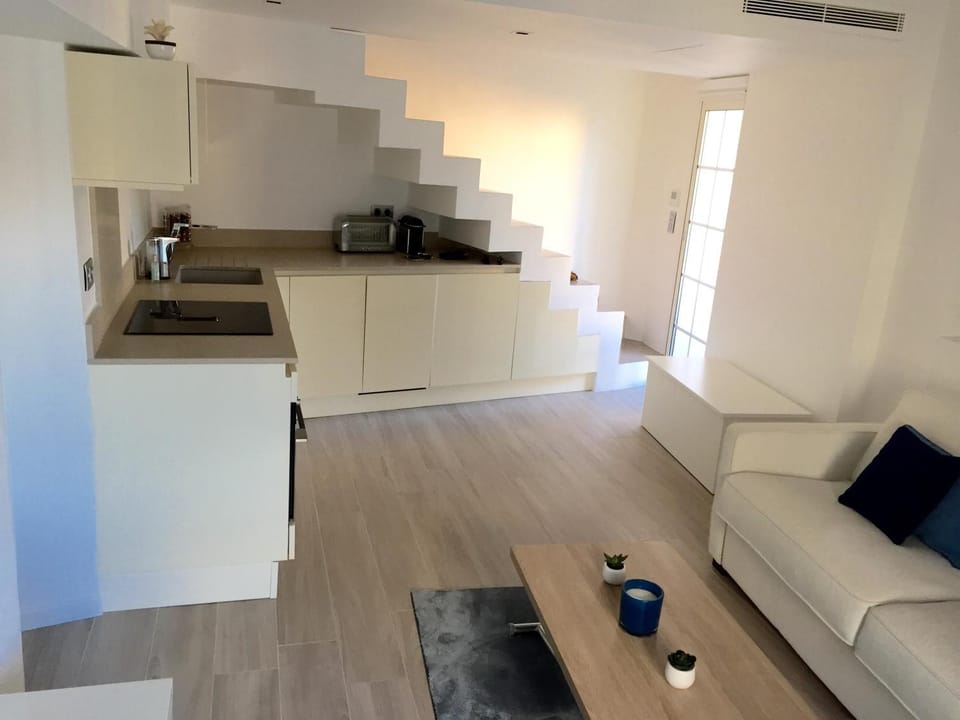 Coffee/tea facilities, Kitchen or kitchenette, Dining area, dishwasher, stove, stove, washing machine, washing machine