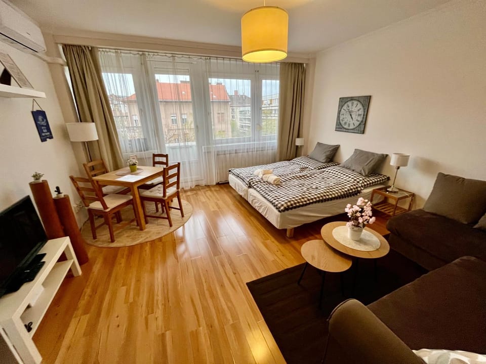 Bed, TV and multimedia, Living room, Photo of the whole room, Seating area, Dining area, Bedroom