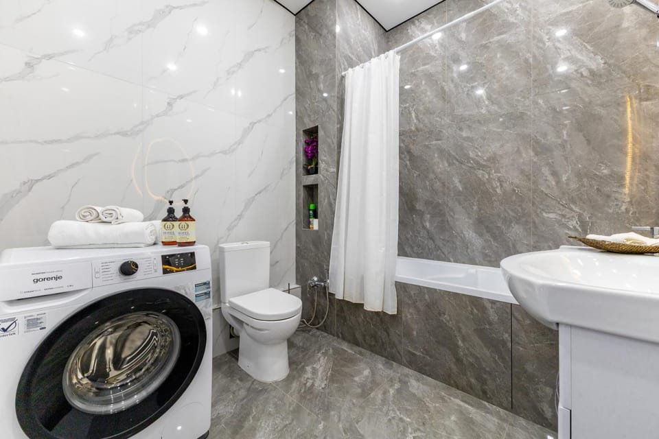 Shower, Toilet, Bathroom, towels, washing machine