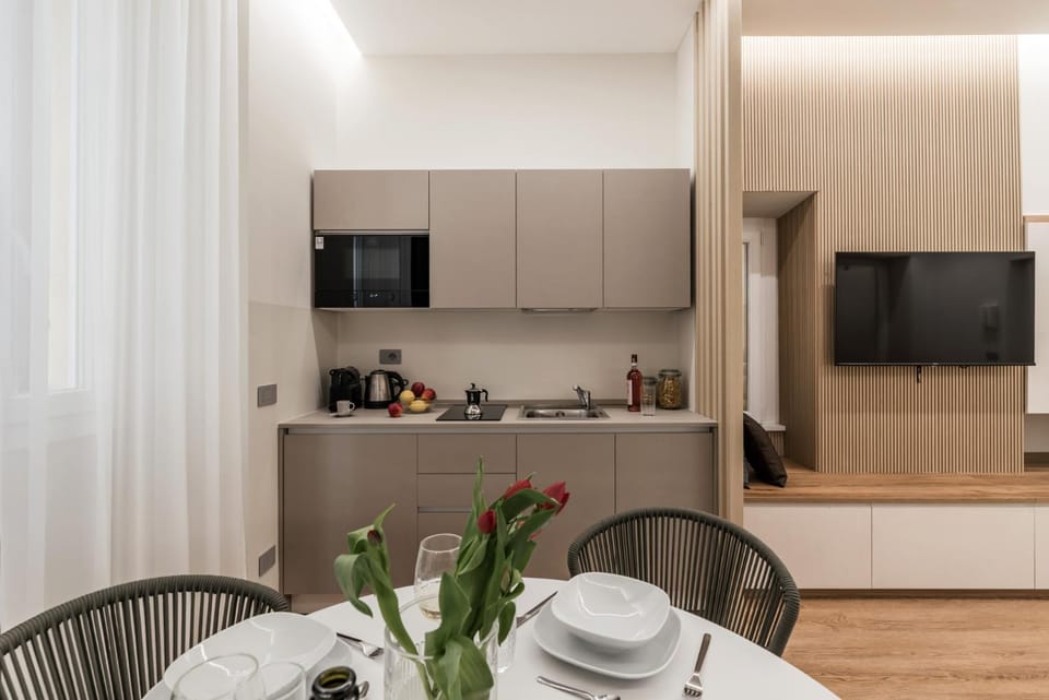 TV and multimedia, Coffee/tea facilities, Kitchen or kitchenette, Dining area, Food