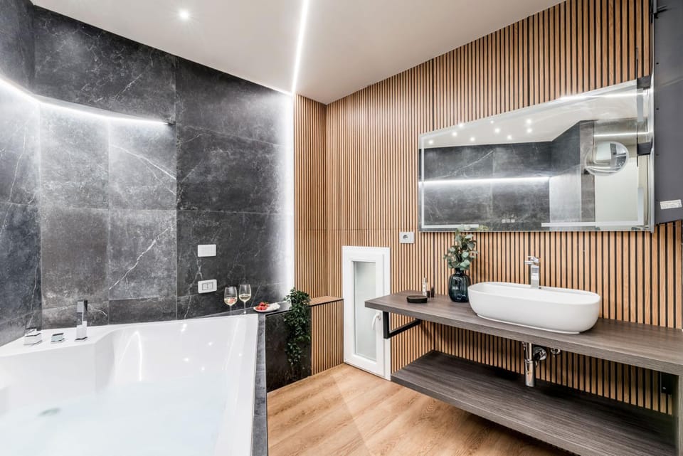 Hot Tub, Bathroom