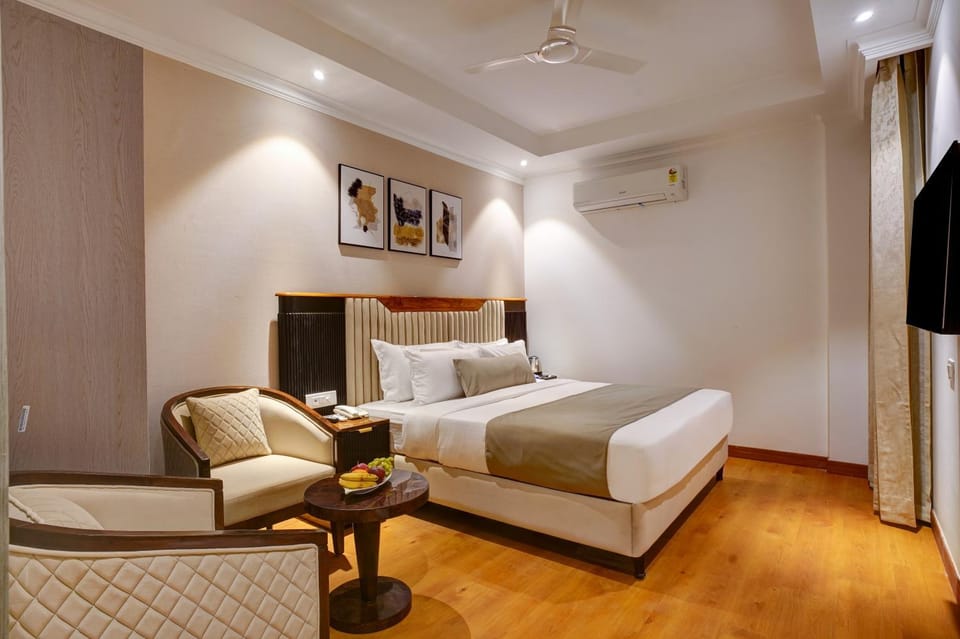 Bed, Photo of the whole room, Seating area, Bedroom, air conditioner