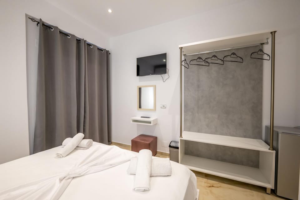 Bed, TV and multimedia, Photo of the whole room, Bedroom, towels, wardrobe