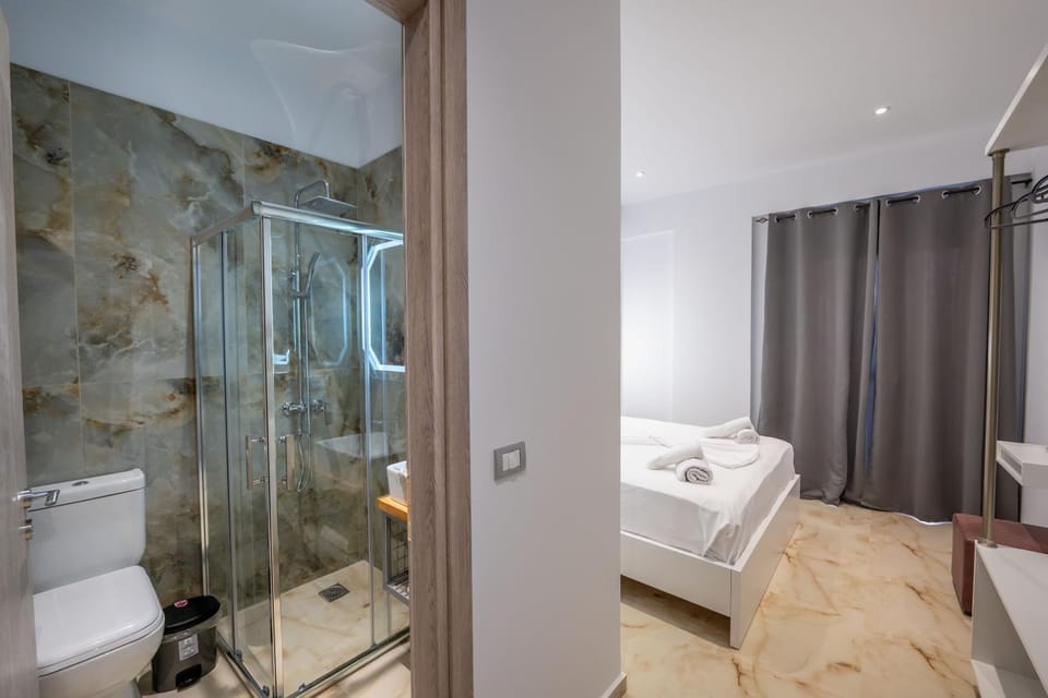 Shower, Toilet, Bed, Bathroom, Photo of the whole room, Bedroom, Bath, towels