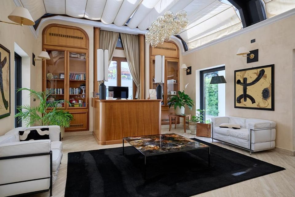 Facade/entrance, Lobby or reception, concierge