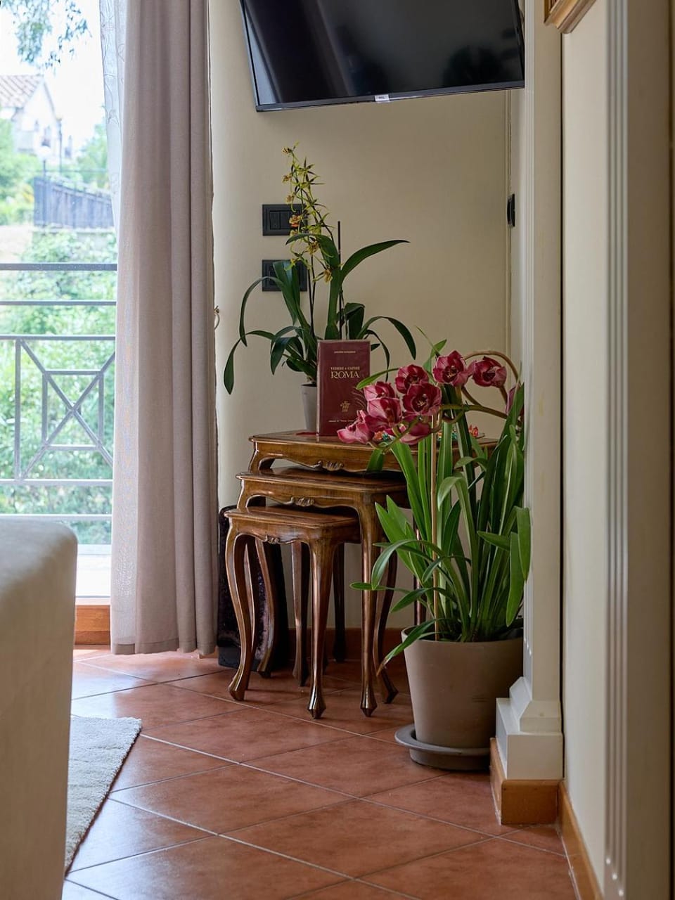 View (from property/room), Living room, Seating area, Dining area, Garden view