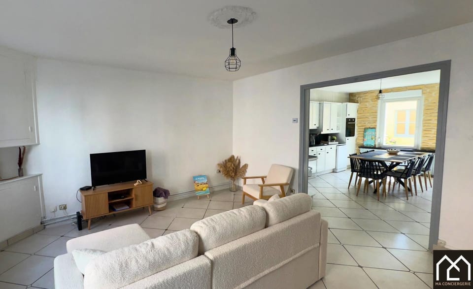 Communal lounge/ TV room, TV and multimedia, Kitchen or kitchenette, Living room, Seating area, Dining area