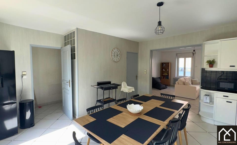 Kitchen or kitchenette, Living room, Seating area, Dining area, microwave, oven, pet friendly