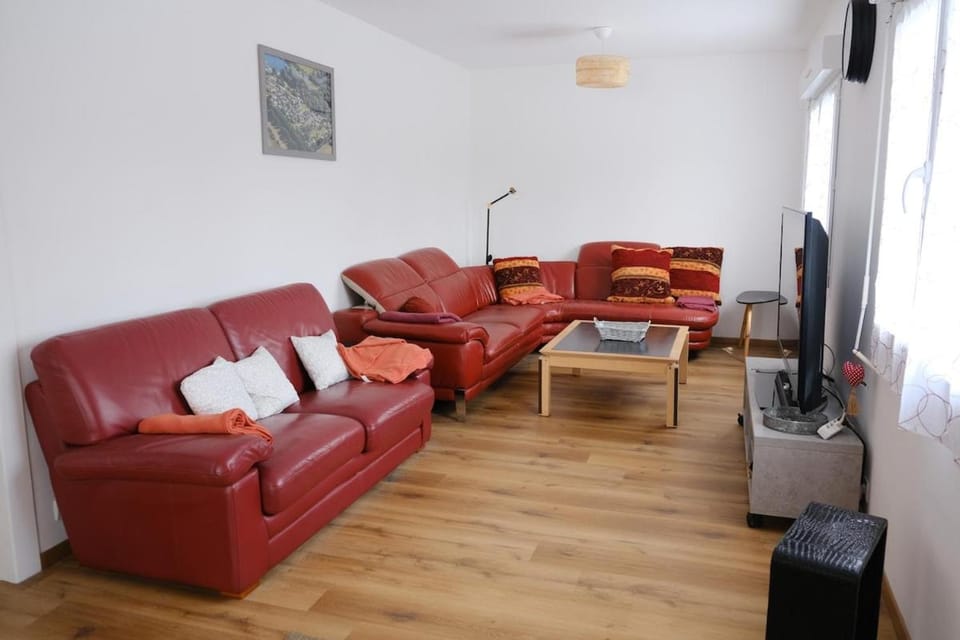 Property building, TV and multimedia, Living room, Seating area