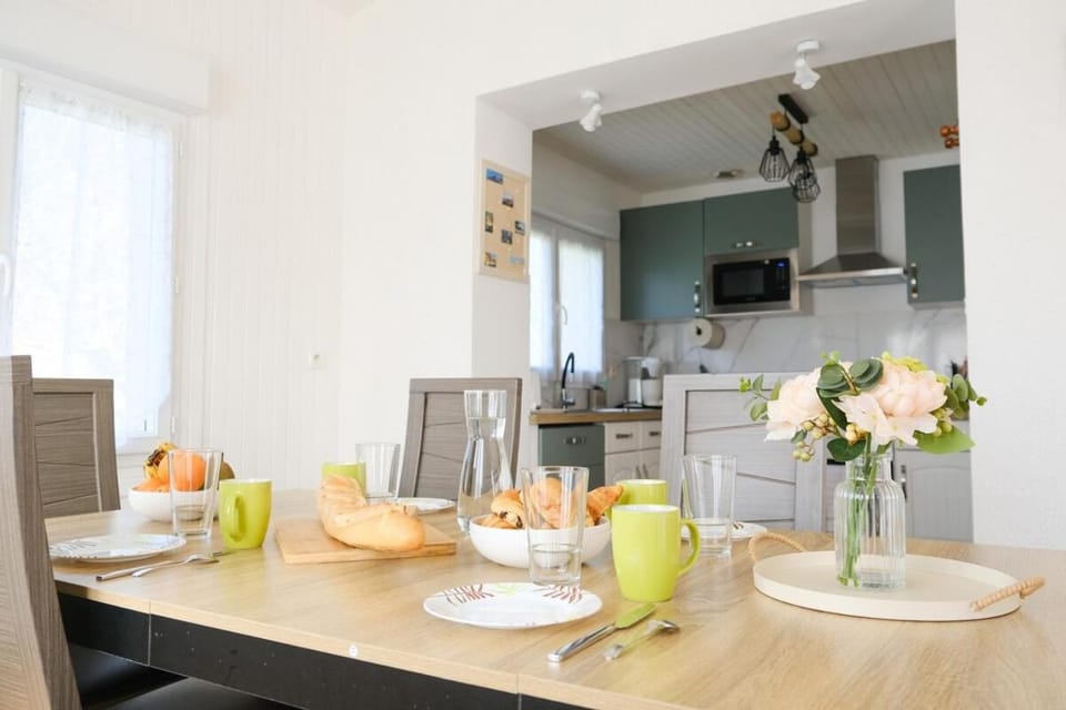 Kitchen or kitchenette, Dining area, dishwasher, stove, washing machine