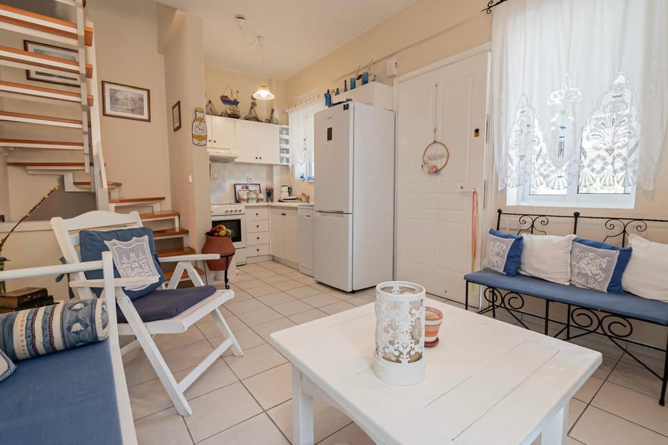 Kitchen or kitchenette, Living room, Seating area, Dining area, oven