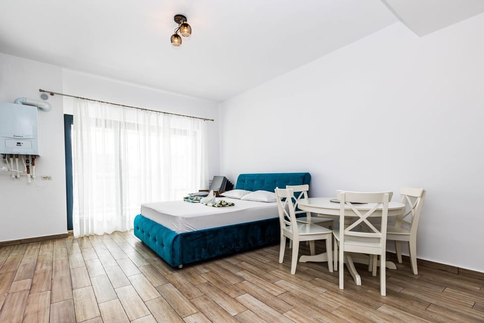 Bed, Photo of the whole room, Seating area, Bedroom