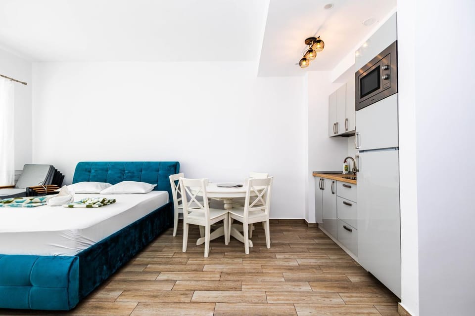 Bed, Photo of the whole room, Decorative detail, Seating area, Bedroom, furniture