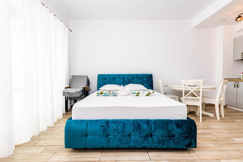 Bed, Day, TV and multimedia, Photo of the whole room, Seating area