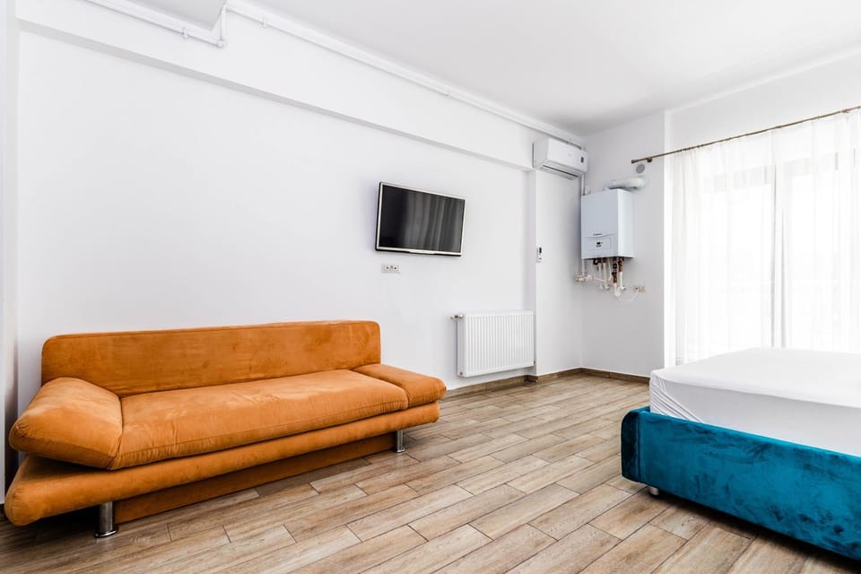 Bed, TV and multimedia, Photo of the whole room, Seating area, Evening entertainment, Bedroom, air conditioner