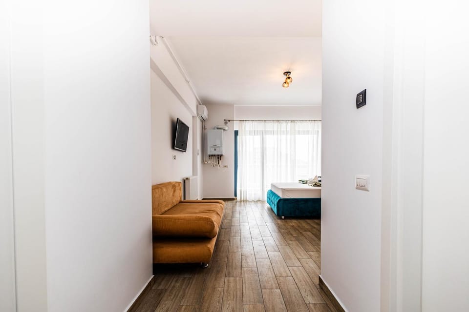 Bed, TV and multimedia, Photo of the whole room, Seating area, Bedroom