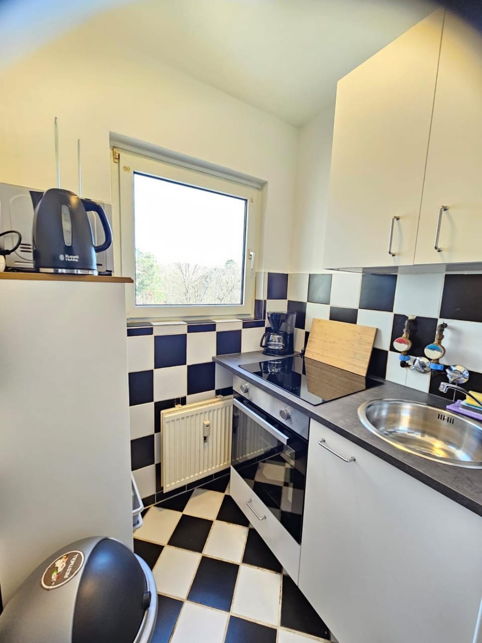 Kitchen or kitchenette, microwave, oven, stove