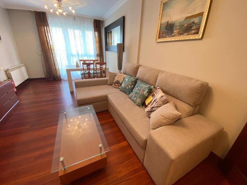 Apartamento zona centro con garaje y piscina para 4 personas Apartment in Castro Urdiales
