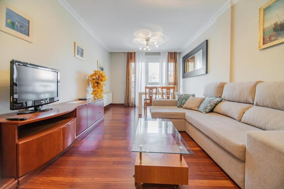Apartamento zona centro con garaje y piscina para 4 personas Apartment in Castro Urdiales