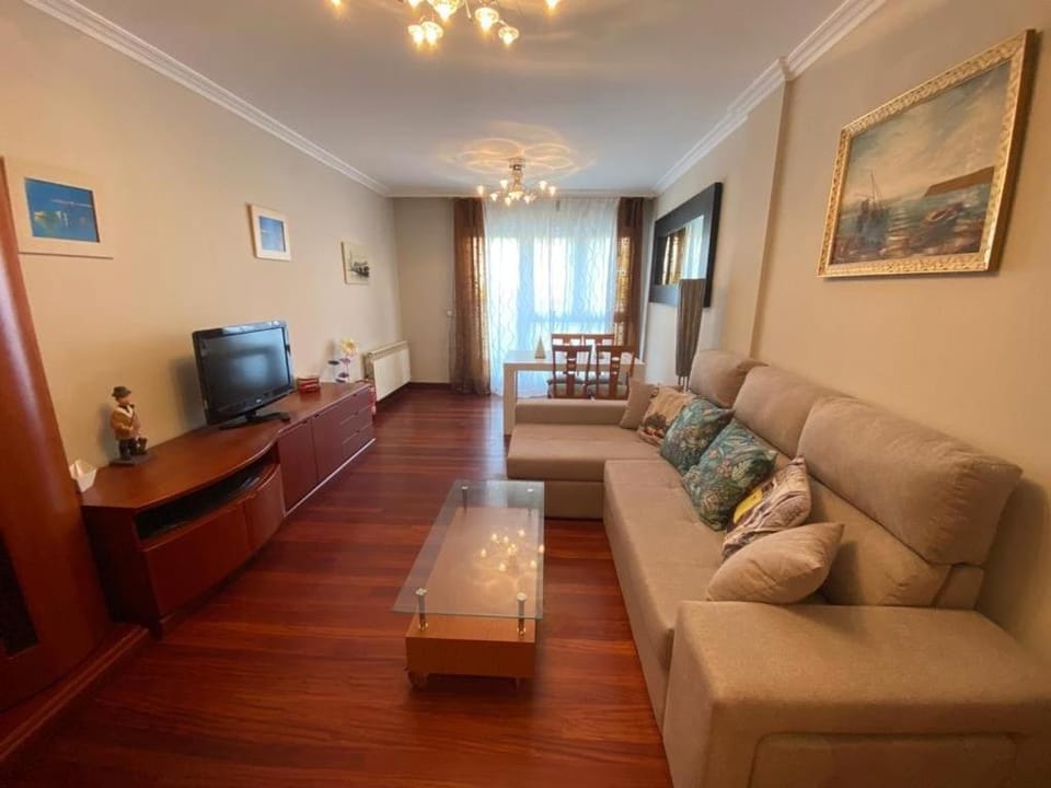Apartamento zona centro con garaje y piscina para 4 personas Apartment in Castro Urdiales