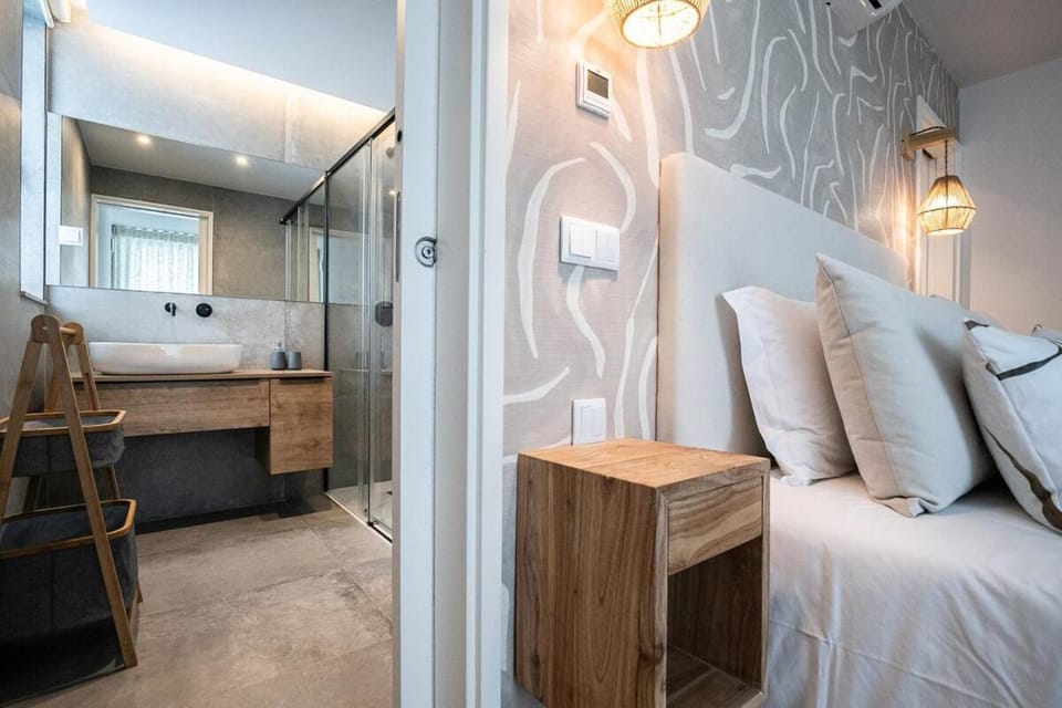 Bed, Bathroom