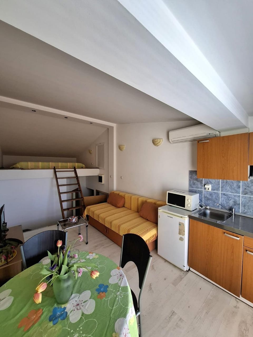 Kitchen or kitchenette, Living room, Seating area