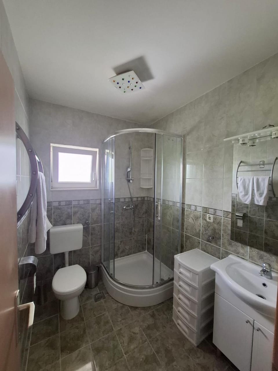 Shower, Toilet, Bathroom, towels