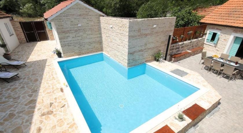 rural home with heated pool raštane House in Zadar County