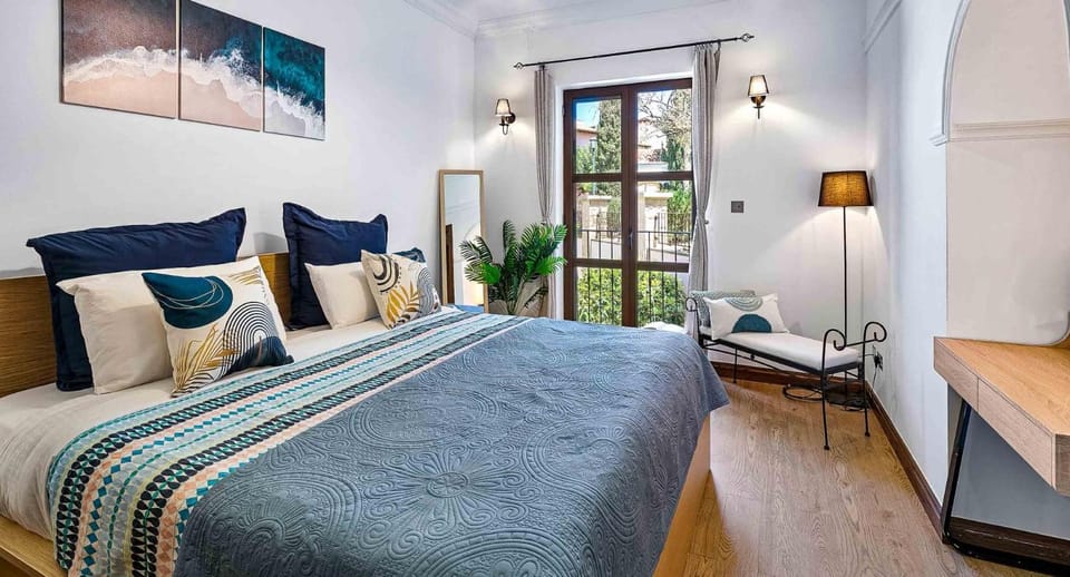 Bed, Seating area, Floor plan, Bedroom