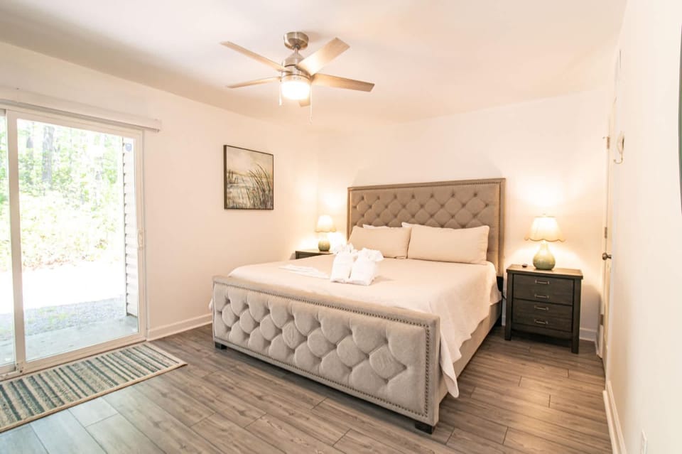 Pet Friendly Ground Floor Gem Near the Beach House in Garden City
