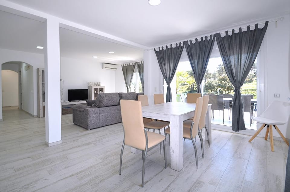 Seating area, Dining area